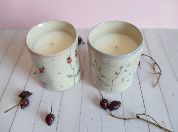 Ročno izdelana dišeča sveča v unikatni glineni skodelici z motivom šipka, v sodelovanju z Gozdično – poklon naravi in trajnosti.