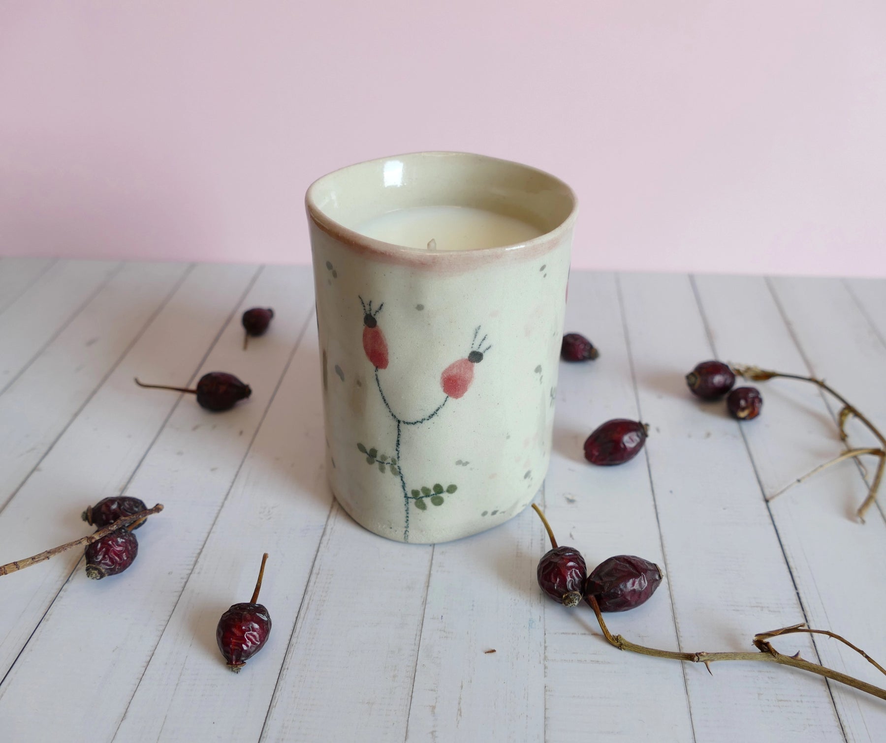 Ročno izdelana dišeča sveča v unikatni glineni skodelici z motivom šipka, v sodelovanju z Gozdično – poklon naravi in trajnosti.