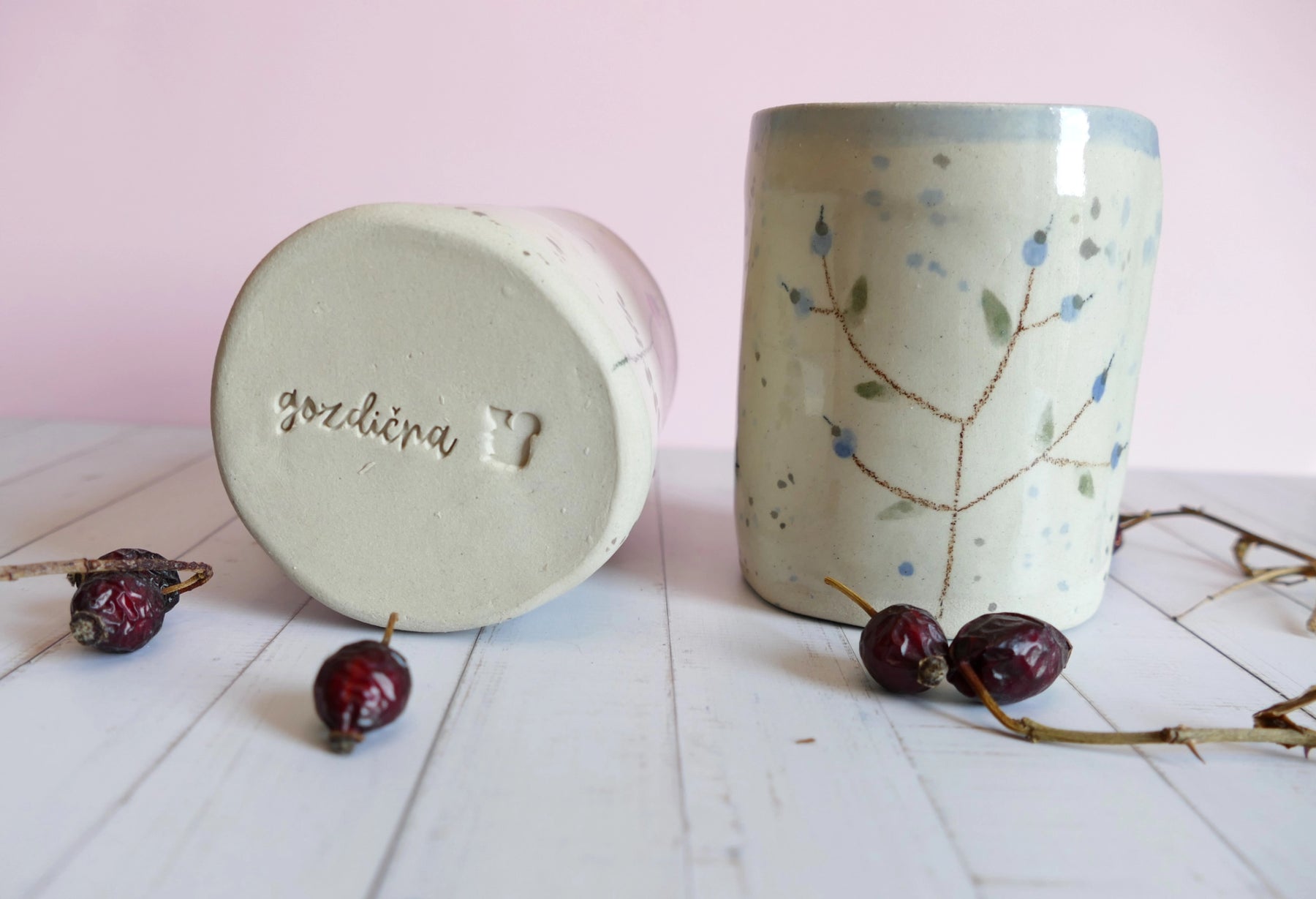 Unikatna ročno izdelana dišeča sveča Borovnička v keramični posodici z motivom borovnic – trajnostna skodelica in vonj gozda v enem.