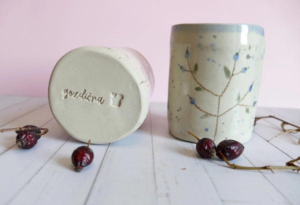 Unikatna ročno izdelana dišeča sveča Borovnička v keramični posodici z motivom borovnic – trajnostna skodelica in vonj gozda v enem.
