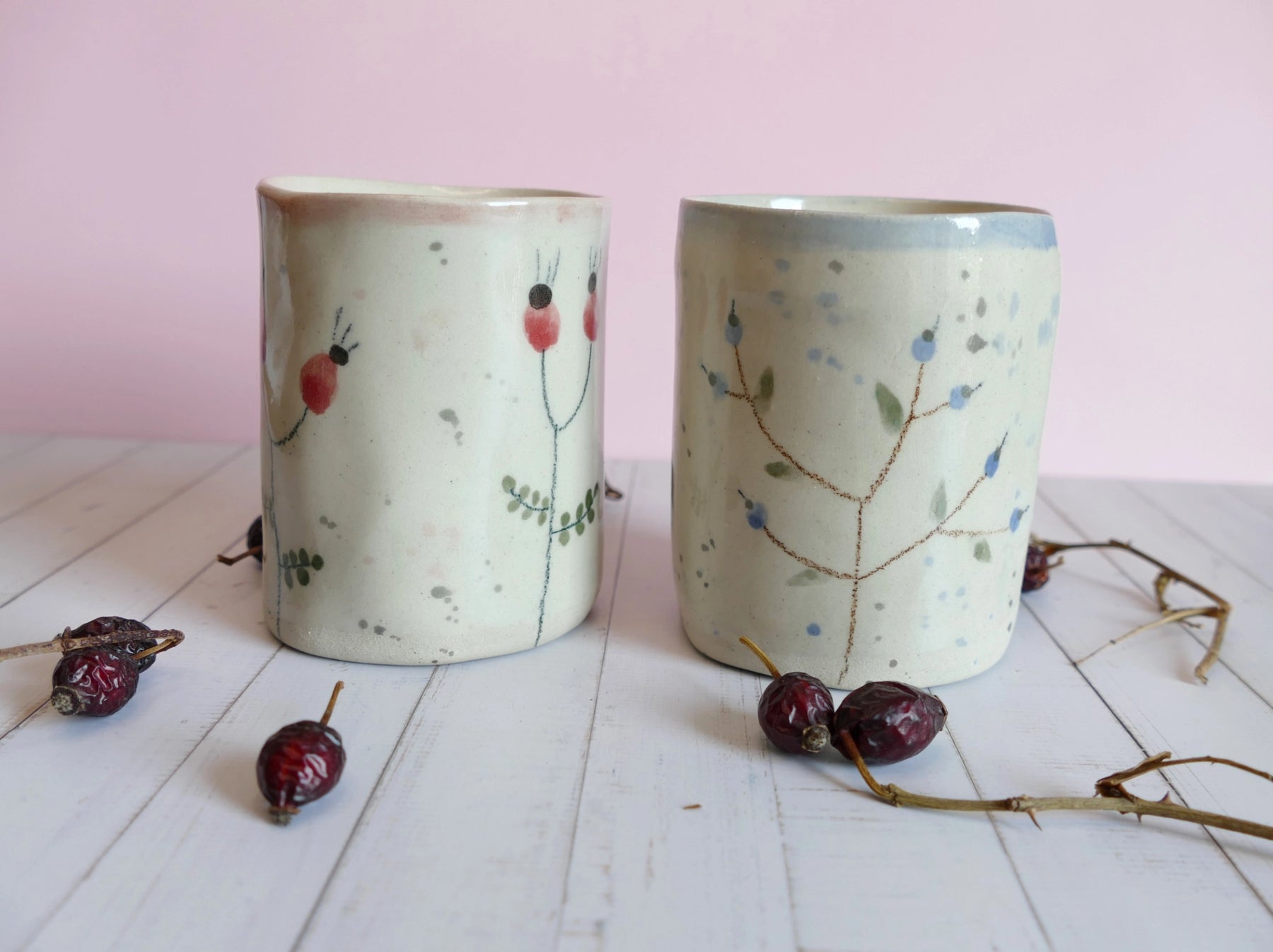 Ročno izdelana dišeča sveča v unikatni glineni skodelici z motivom šipka, v sodelovanju z Gozdično – poklon naravi in trajnosti.