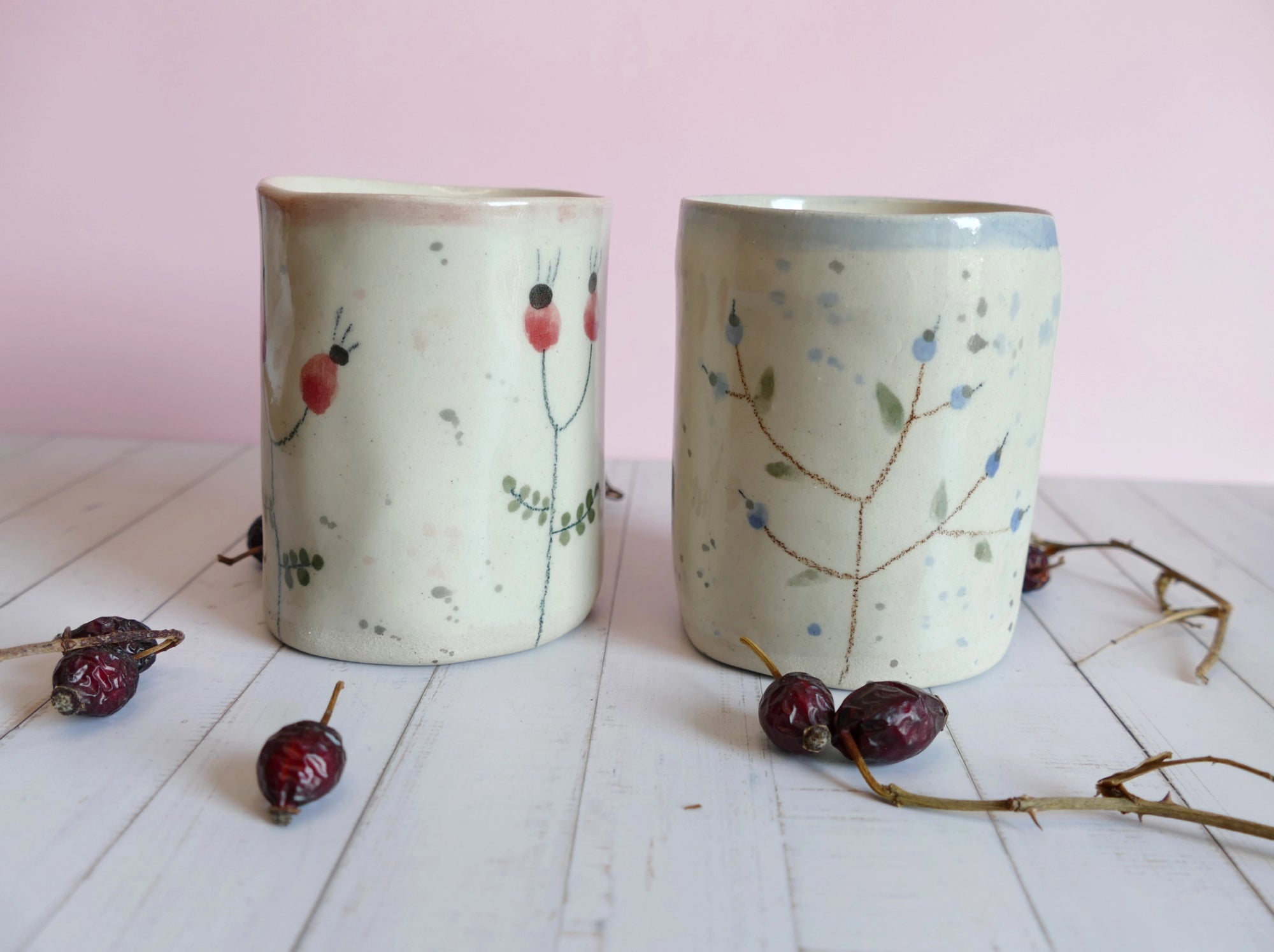 Ročno izdelana dišeča sveča v unikatni glineni skodelici z motivom šipka, v sodelovanju z Gozdično – poklon naravi in trajnosti.