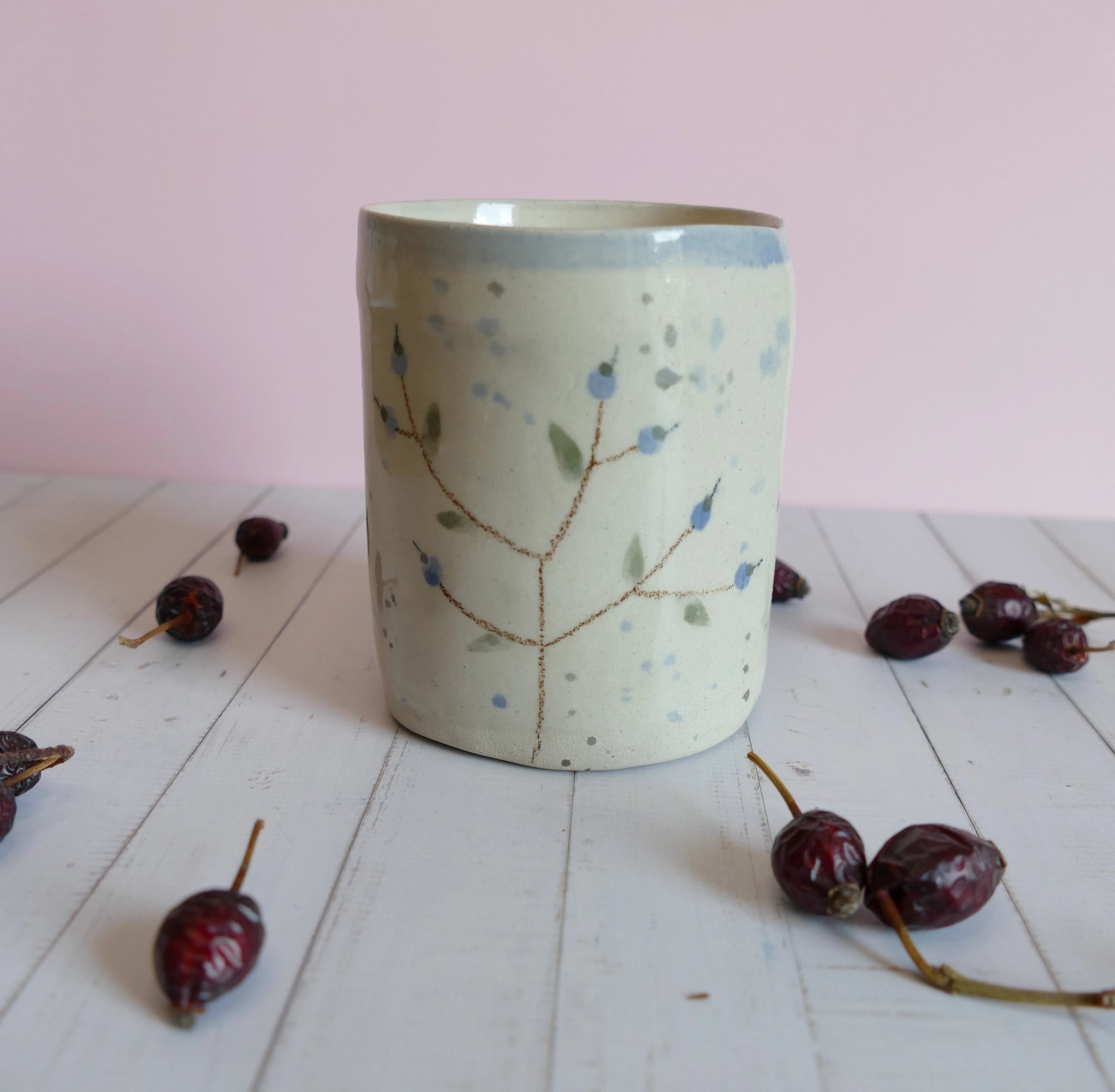 Unikatna ročno izdelana dišeča sveča Borovnička v keramični posodici z motivom borovnic – trajnostna skodelica in vonj gozda v enem.