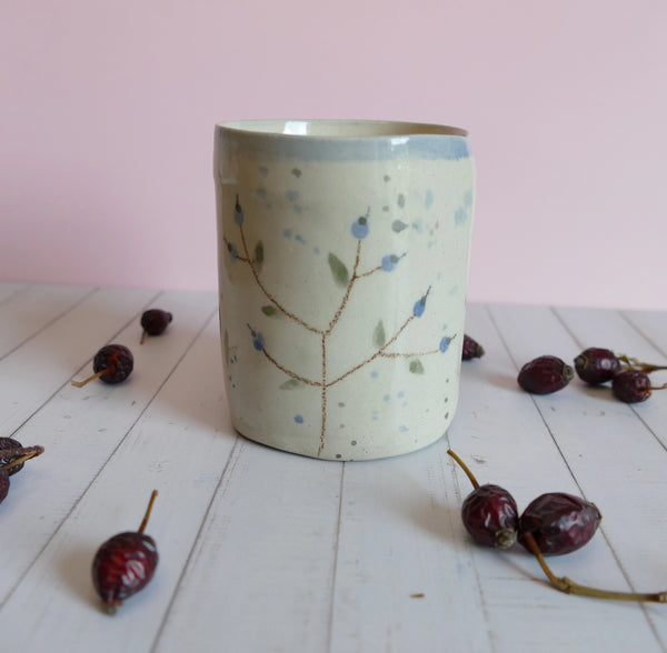 Unikatna ročno izdelana dišeča sveča Borovnička v keramični posodici z motivom borovnic – trajnostna skodelica in vonj gozda v enem.