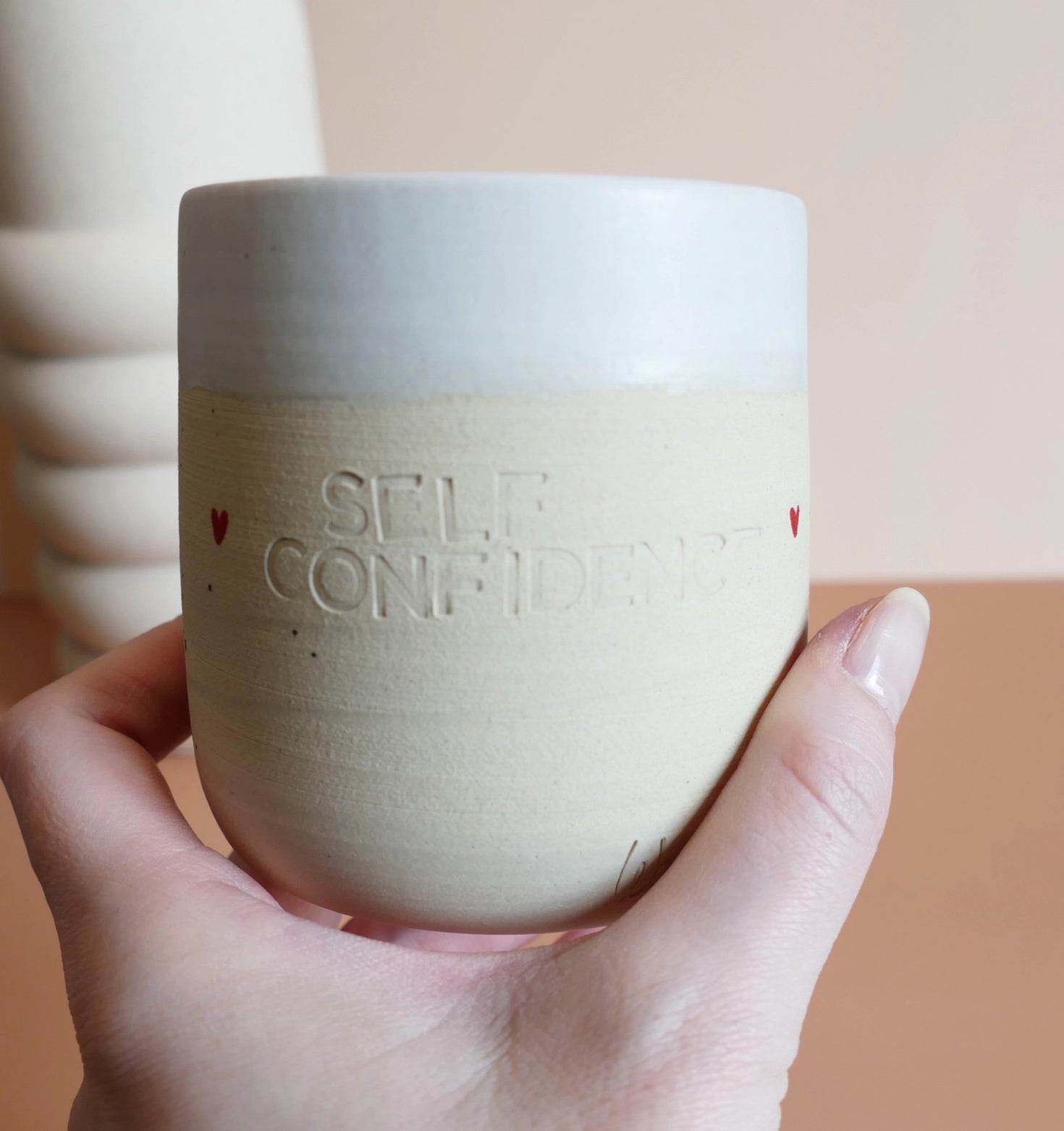 Ročno izdelana sveča Self Confidence v unikatni keramični skodelici z vtisnjenim napisom – združuje estetiko, aromaterapijo in pozitivno sporočilo.