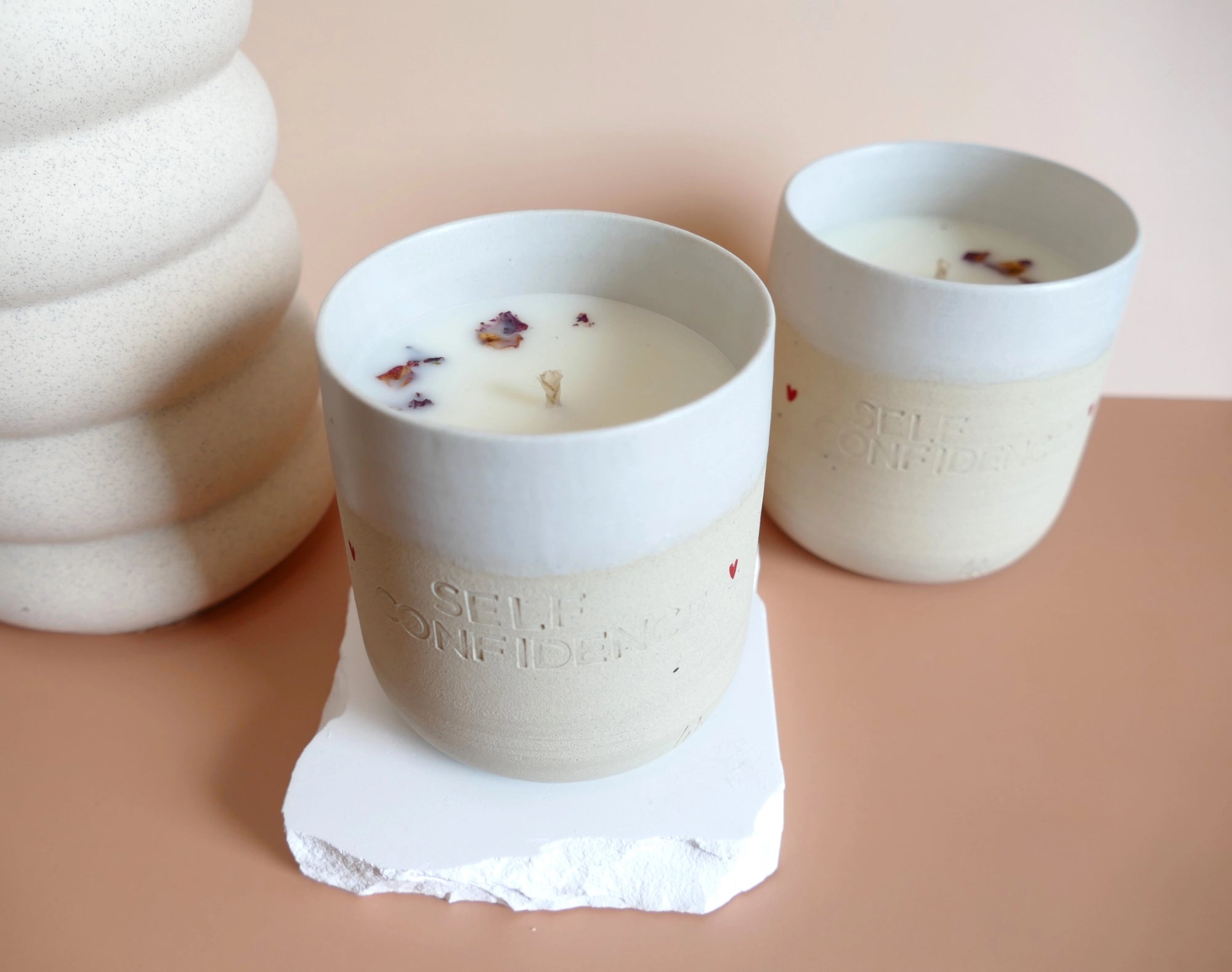 Ročno izdelana sveča Self Confidence v unikatni keramični skodelici z vtisnjenim napisom – združuje estetiko, aromaterapijo in pozitivno sporočilo.