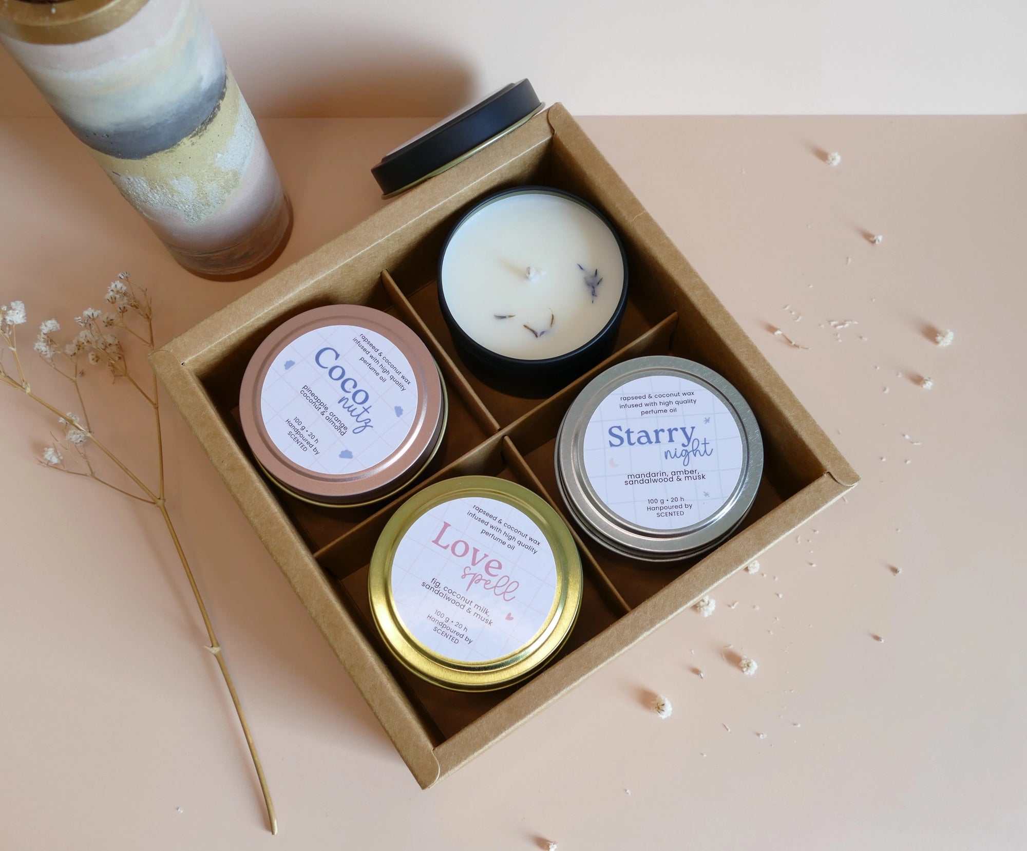 Paket štirih naravnih dišečih sveč v potovalni embalaži – različni vonji, minimalističen dizajn in trajnostna darilna embalaža.