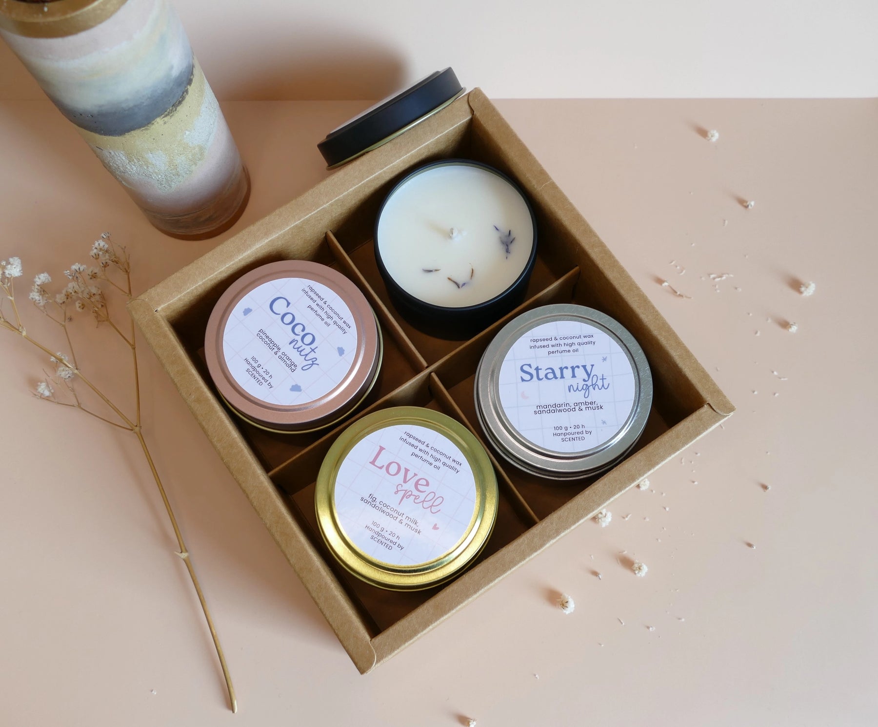 Paket štirih naravnih dišečih sveč v potovalni embalaži – različni vonji, minimalističen dizajn in trajnostna darilna embalaža.