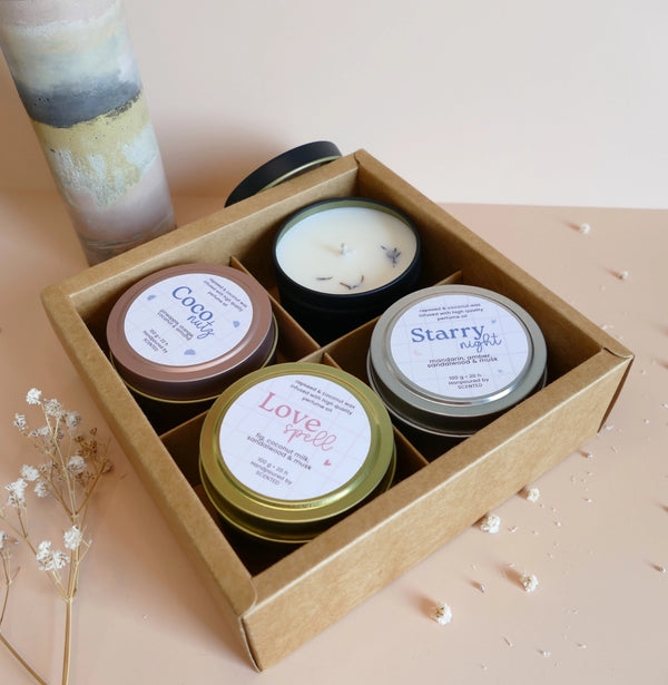 Paket štirih naravnih dišečih sveč v potovalni embalaži – različni vonji, minimalističen dizajn in trajnostna darilna embalaža.