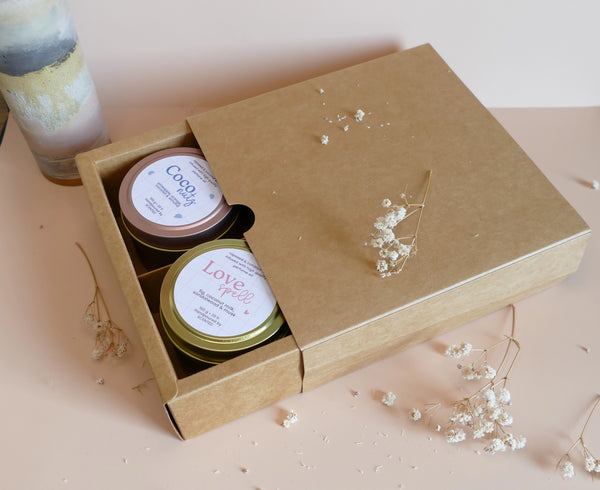 Paket štirih naravnih dišečih sveč v potovalni embalaži – različni vonji, minimalističen dizajn in trajnostna darilna embalaža.