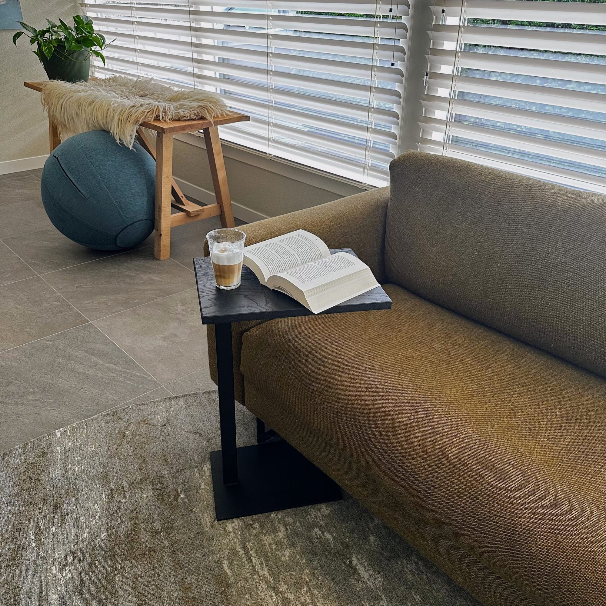 bijzettafel banktafel zwart sfeerfoto