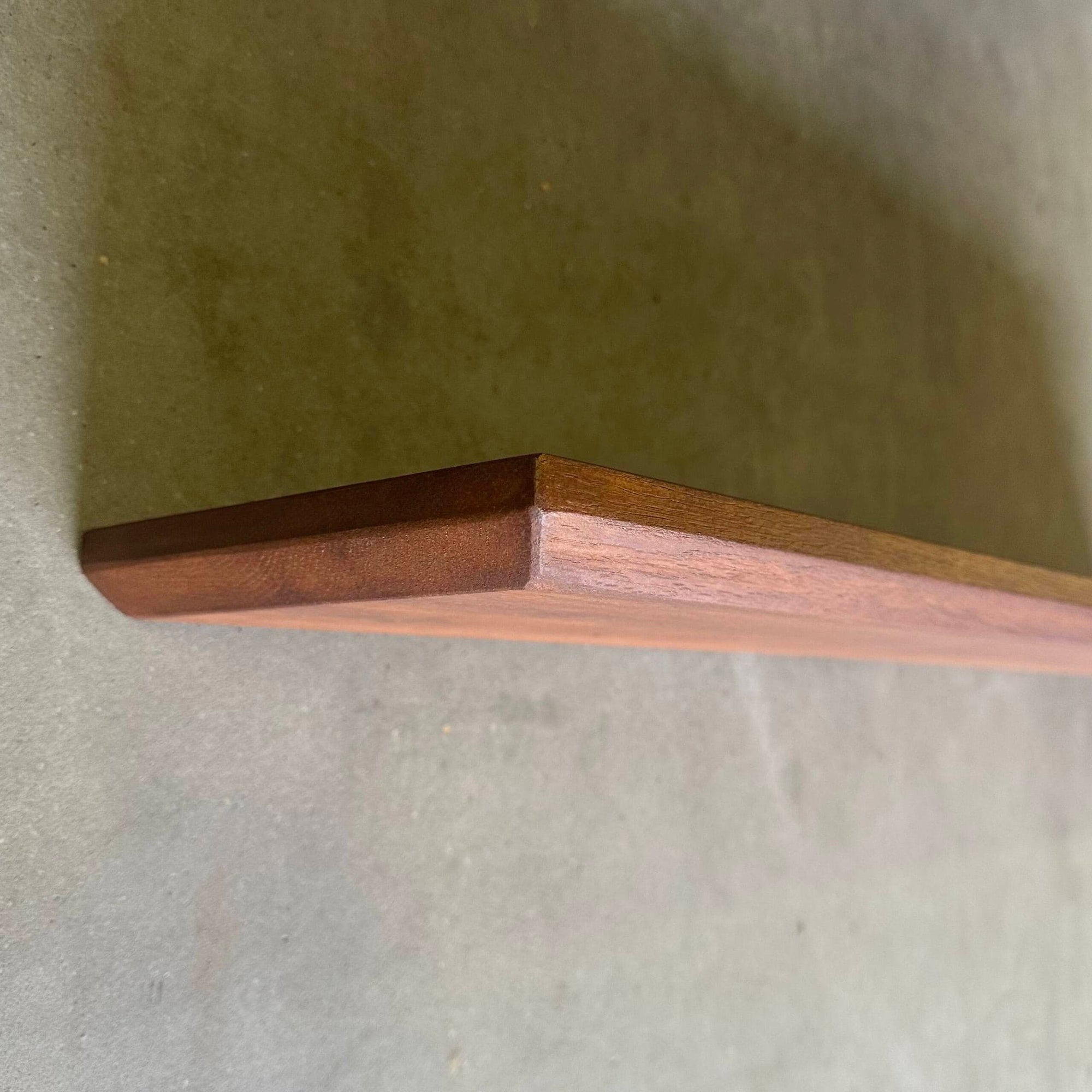 Vloeiende Eiken Wandplank - Geprofileerde Rand