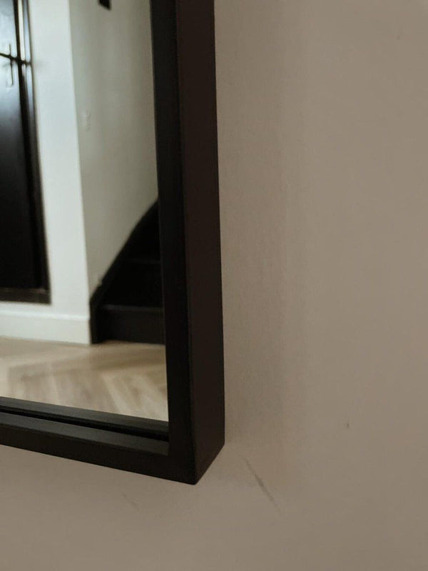 Full-length mirror - black - metal - round top - 150cm x 40cm