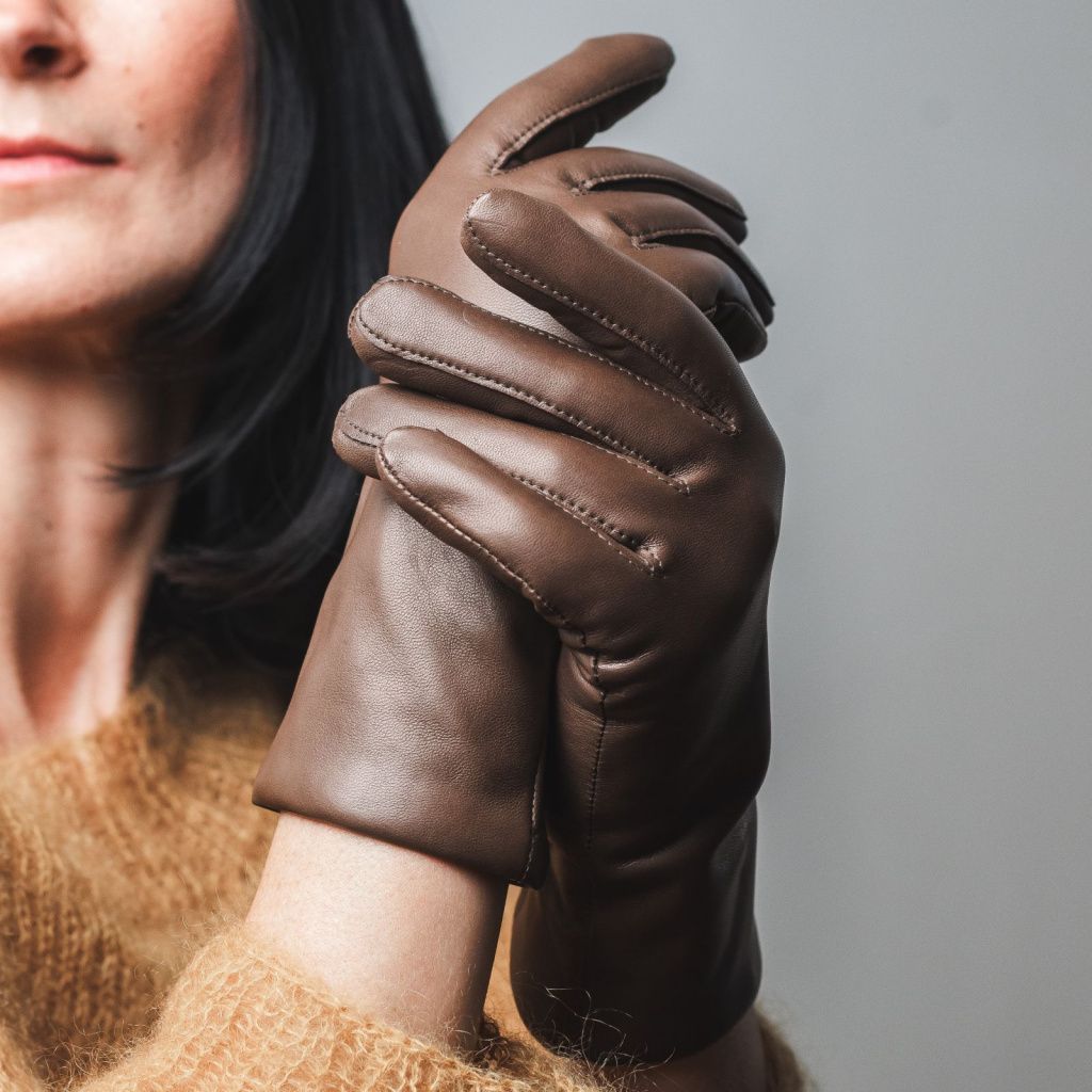 Leather gloves for ladies with elastic in the palm