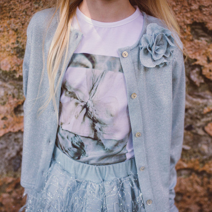 T-SHIRT S VZOROM V SVETLOMODREJ FARBE