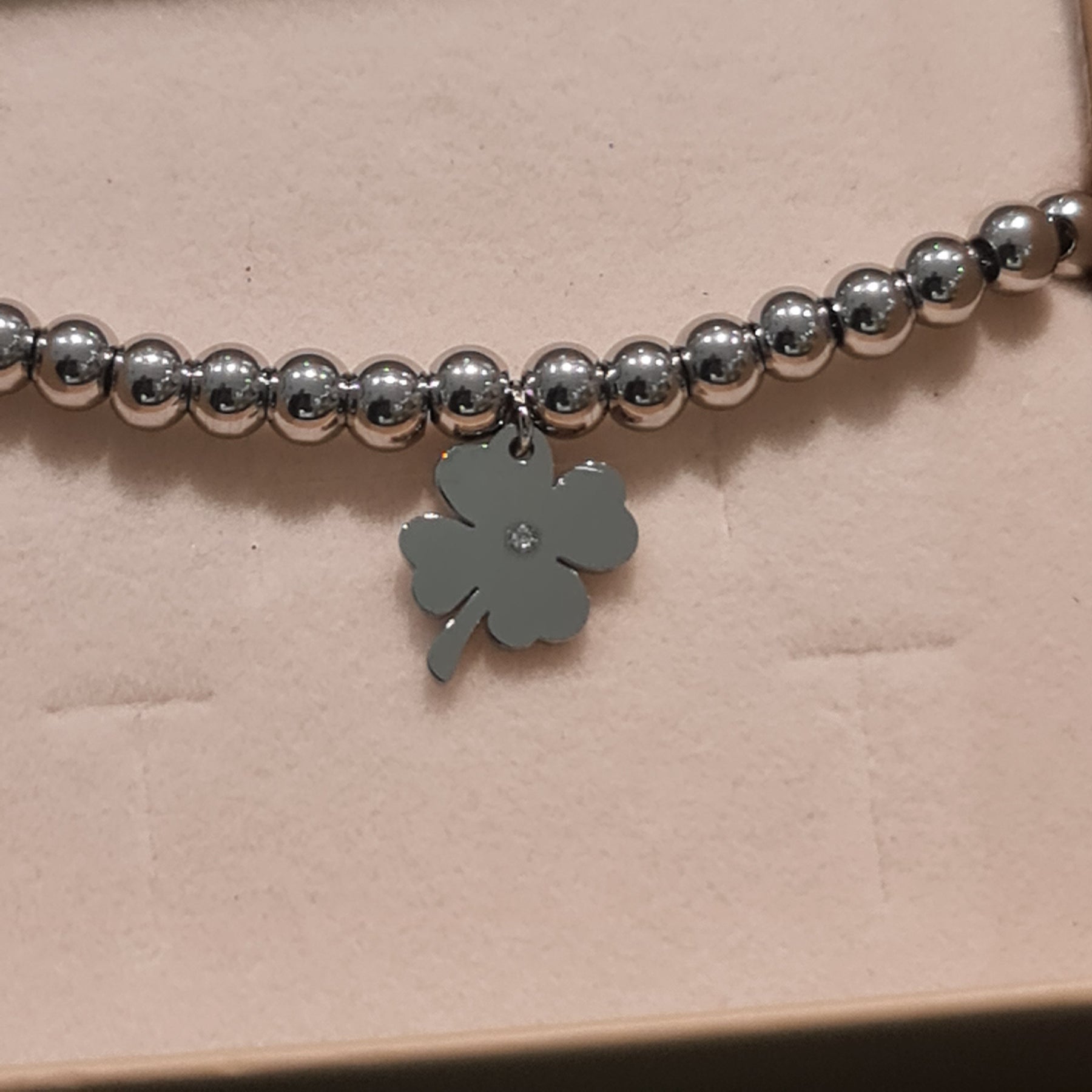 Bracelet steel shiny spheres and central clover pendant