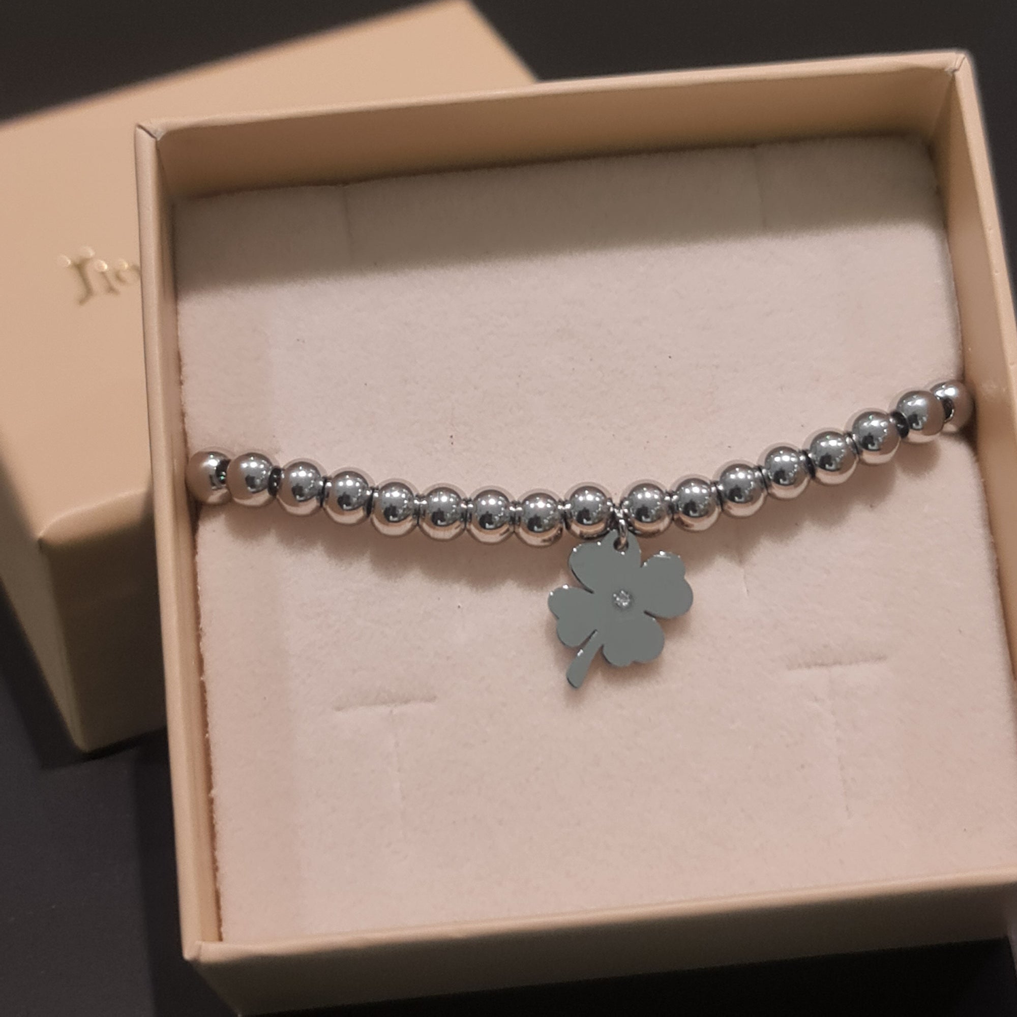 Bracelet steel shiny spheres and central clover pendant
