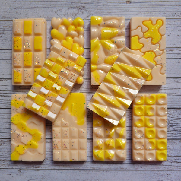 Mini snapbar Monkey farts v svetlih, sadnih tonih z vonjem banane, ananasa in mošusa – svež, tropski in zabaven vonj za vsakdan.