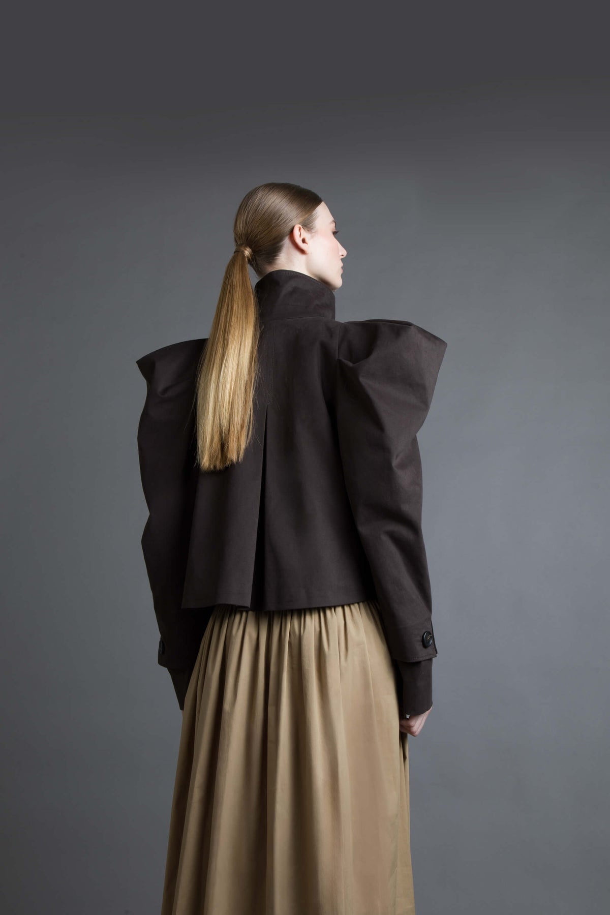 SHORT TRENCH IN GABARDINE