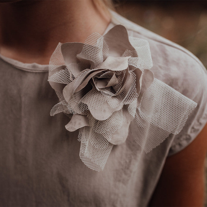 HAUT EN FILET BEIGE AVEC VOLANT EN TULLE
