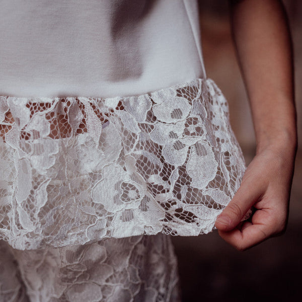 T-SHIRT À VOLANTS EN DENTELLE BLANCHE