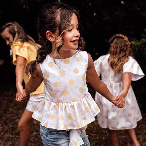 TOP CON STAMPA A POIS E VOLANT