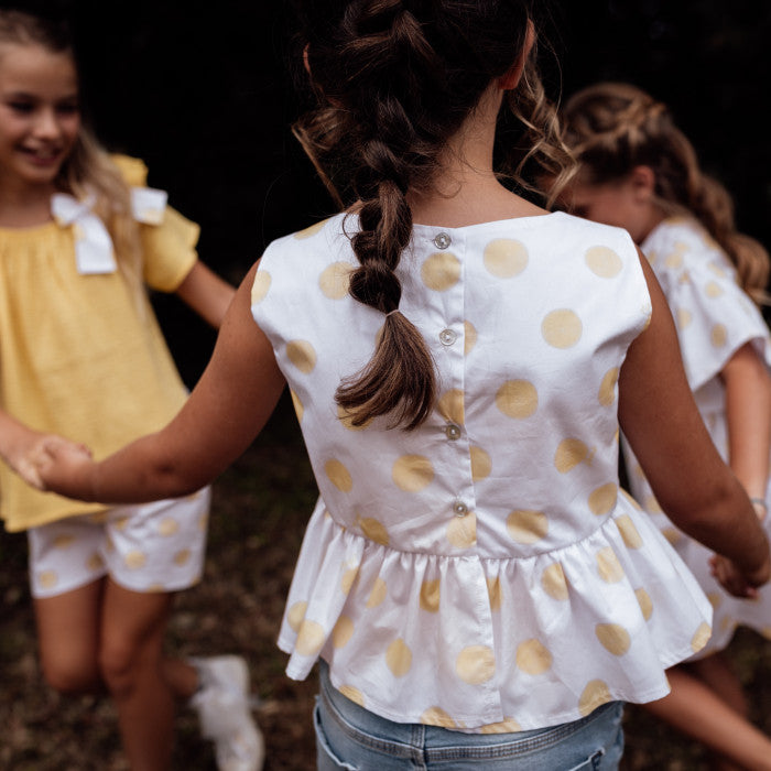 TOP CON STAMPA A POIS E VOLANT