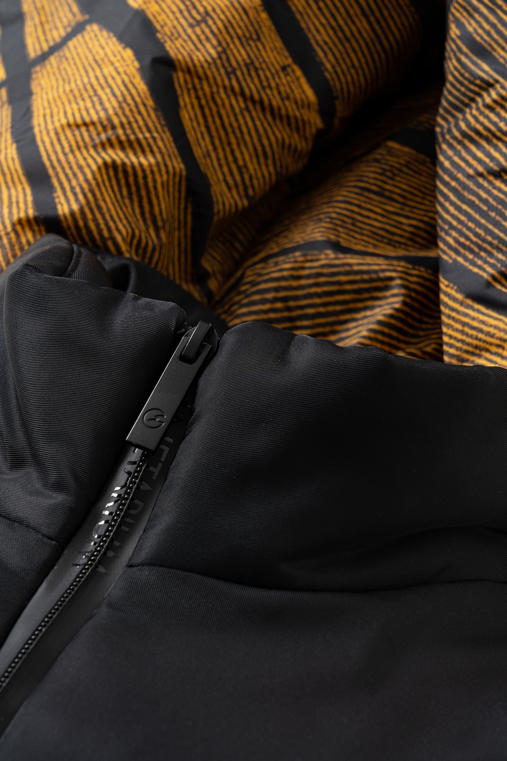 Hooded bomber in technical fabric