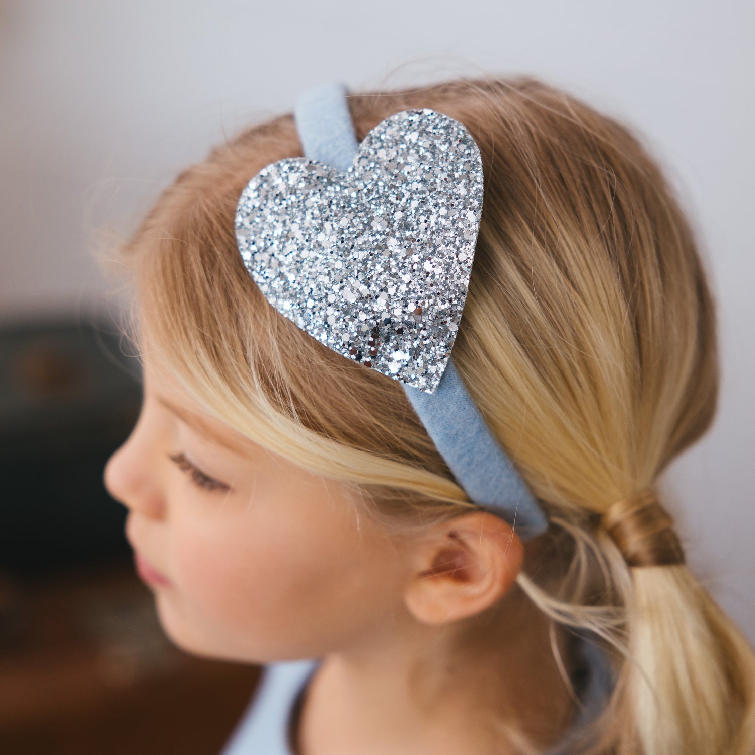 HEADBAND WITH GLITTER HEART