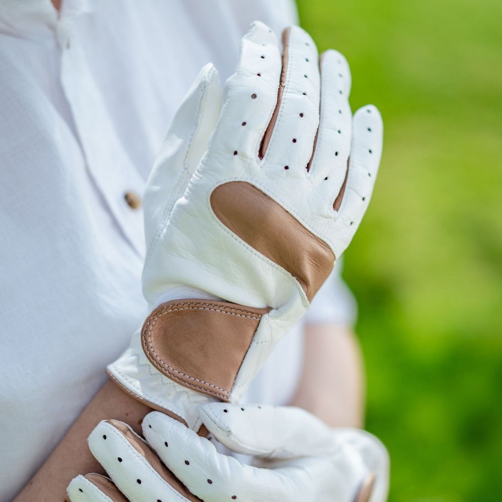 Women's golf glove with beige details
