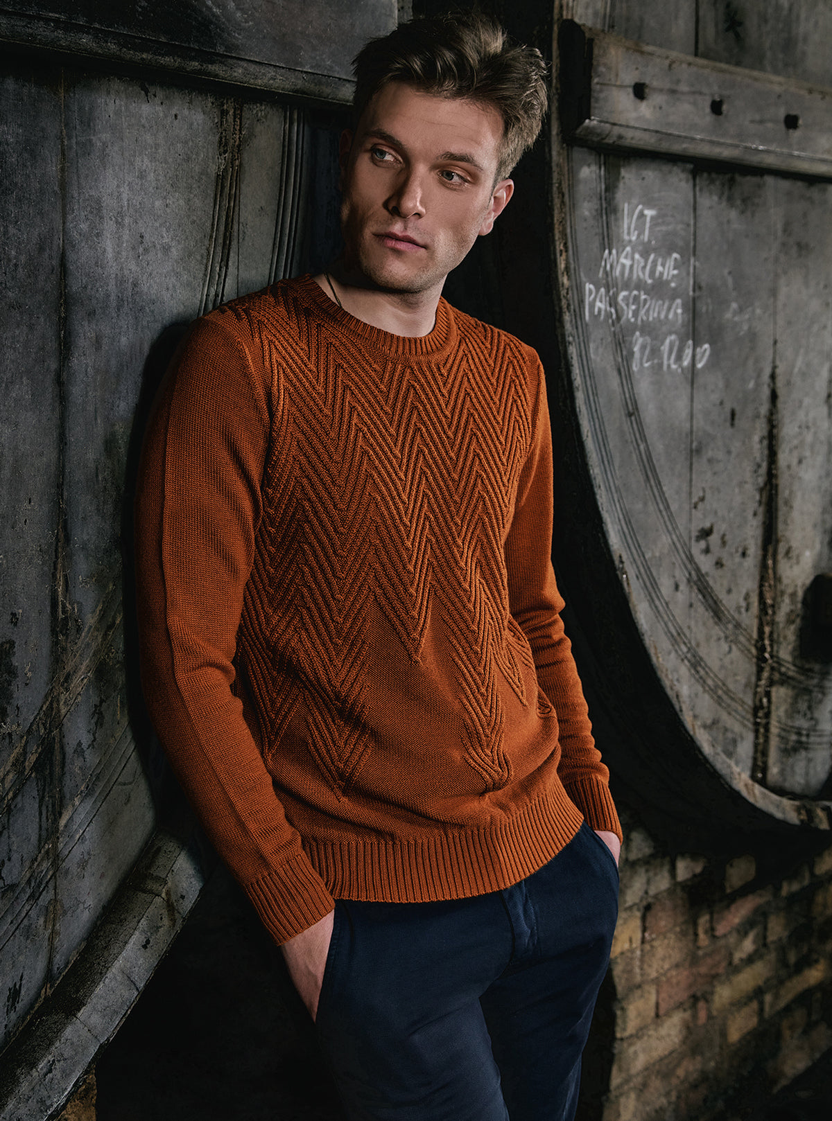 BROKEN SPINE CREW NECK