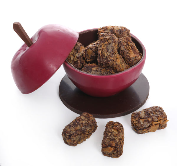 Mela caramellata ricoperta di cioccolato con foglie dorate
