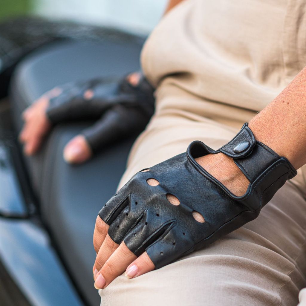 Women's Leather Fingerless Driving Gloves Made of Lambskin