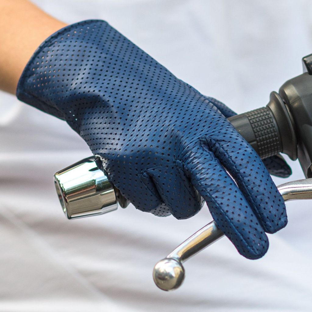 Short Perforated Gloves with a Small Split for Ladies