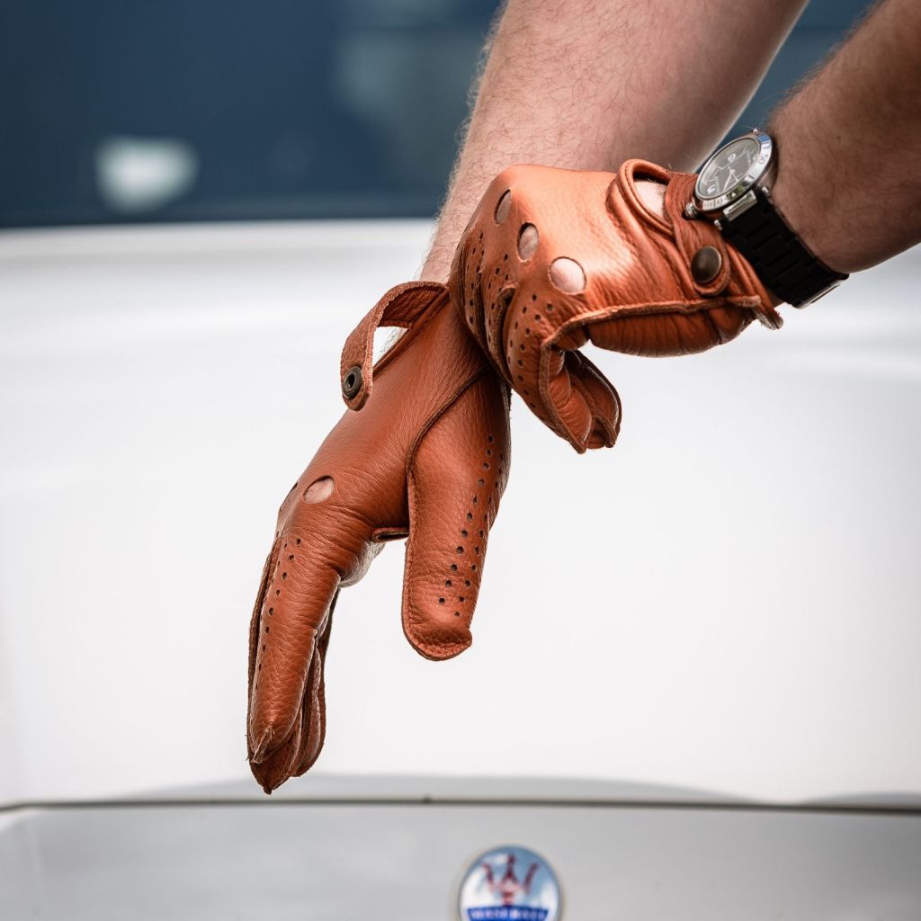 Elegant Men's Leather Driving Gloves Made from American Deerskin