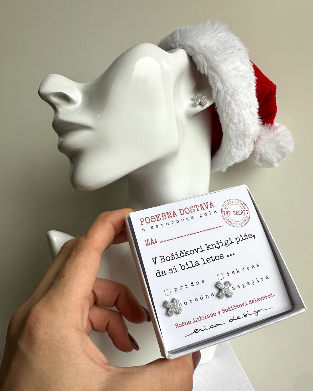 Orecchini XX su una cartolina festiva per i buoni o i cattivi