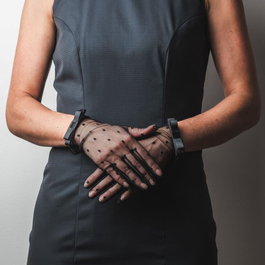 Social textile gloves with a bow