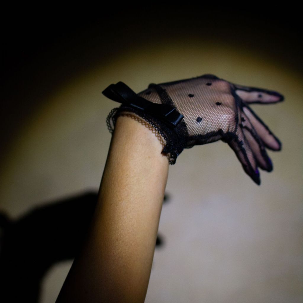 Social textile gloves with a bow