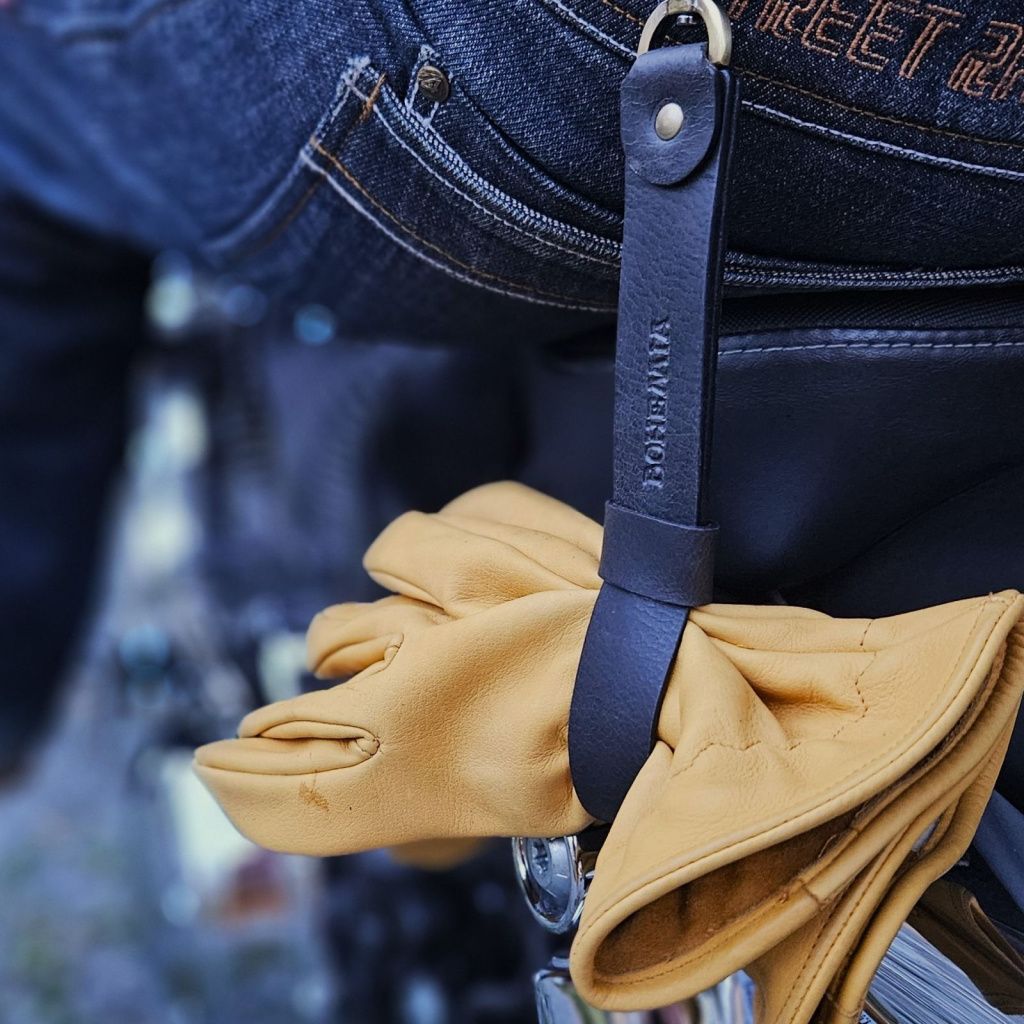 Glove tightening strap with carabiner