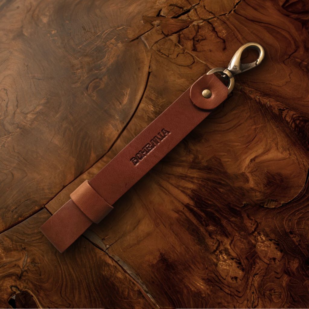 Glove tightening strap with carabiner