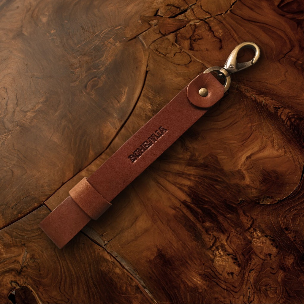 Glove tightening strap with carabiner