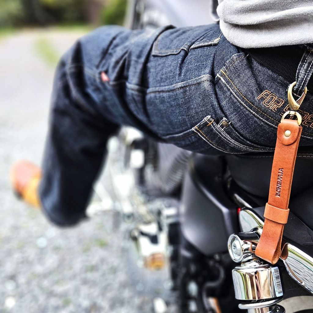 Glove tightening strap with carabiner