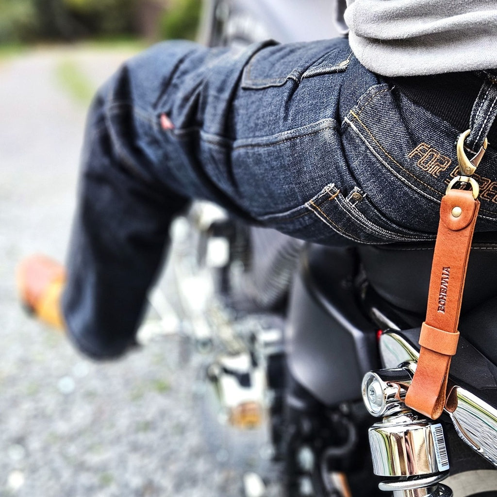 Glove tightening strap with carabiner