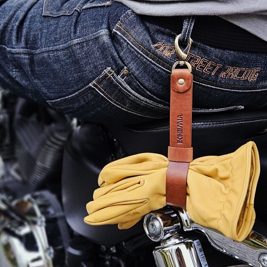 Glove tightening strap with carabiner