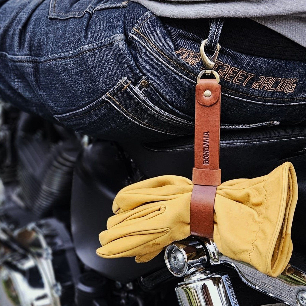 Glove tightening strap with carabiner
