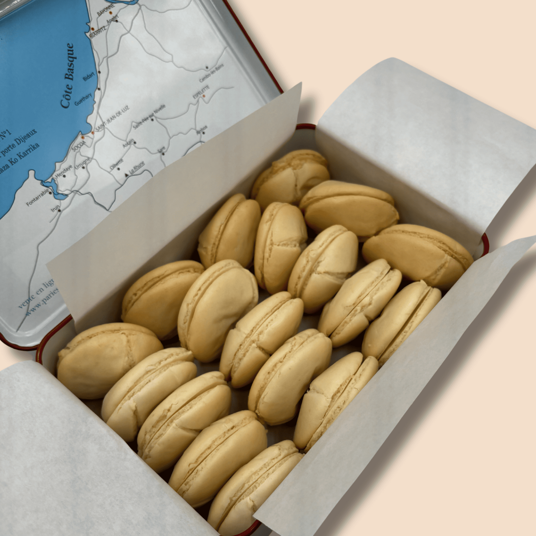 Metal box 18 Mouchou® natures - almond (Valentine's Day)