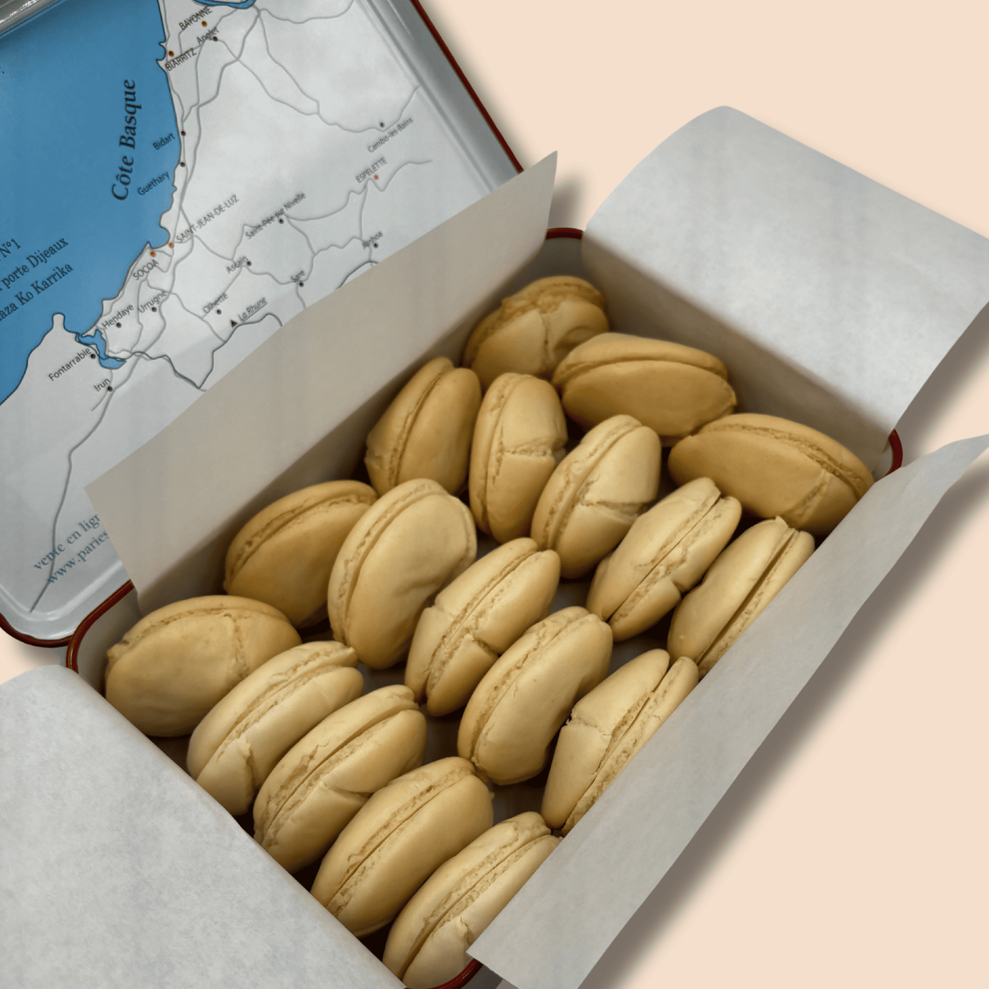 Metal box 18 Mouchou® natures - almond (Valentine's Day)