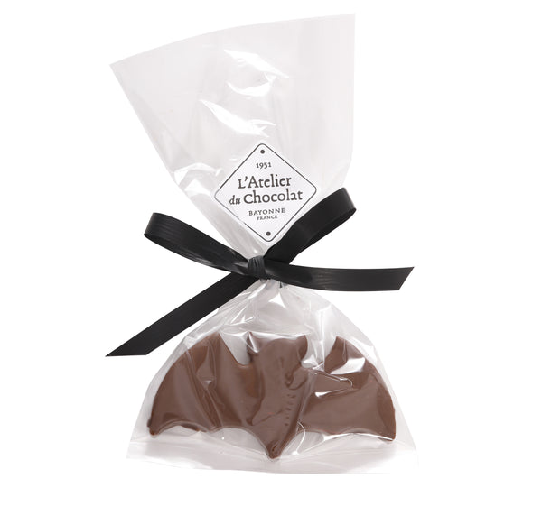 Trattamento di Halloween con pralina di cioccolato al latte frizzante a forma di pipistrello