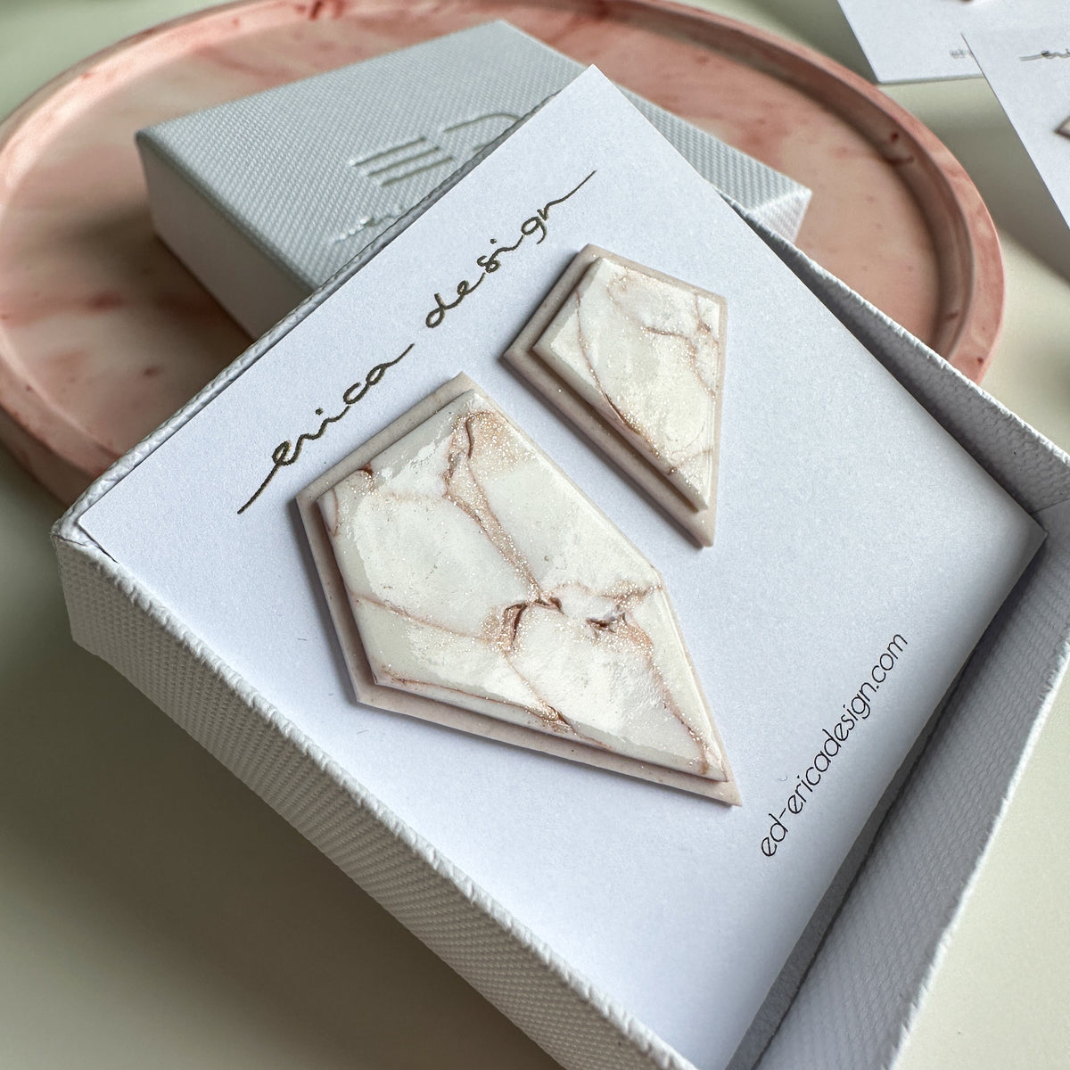Asymetrické. Limitovaná edice | Náušnice s kamínky Marble Rosegold