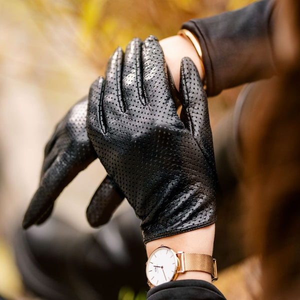 Short Perforated Gloves with a Small Slit for Ladies